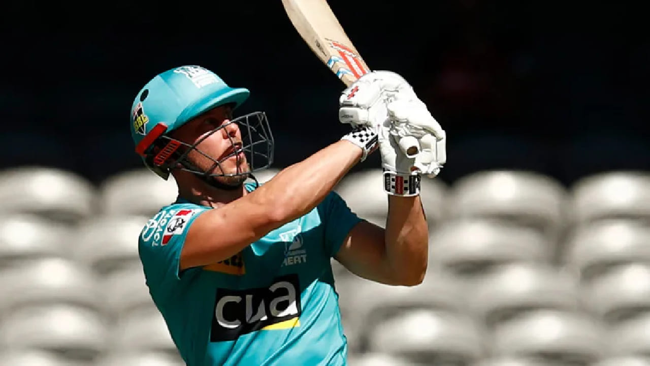 ಈ ರನ್​​ಗಳೊಂದಿಗೆ ಬಿಗ್ ಬ್ಯಾಷ್ ಲೀಗ್ ಇತಿಹಾಸದಲ್ಲಿ 4 ಸಾವಿರ ರನ್​ಗಳನ್ನು ಪೂರೈಸಿದ ಮೊದಲ ಬ್ಯಾಟರ್ ಎನಿಸಿಕೊಂಡಿದ್ದಾರೆ. ಬಿಬಿಎಲ್​​ನಲ್ಲಿ ಈವರೆಗೆ 132 ಪಂದ್ಯಗಳನ್ನಾಡಿರುವ ಕ್ರಿಸ್ ಲಿನ್ 1 ಶತಕ ಹಾಗೂ 32 ಅರ್ಧಶತಕಗಳೊಂದಿಗೆ 4066 ರನ್​ ಕಲೆಹಾಕಿದ್ದಾರೆ.
