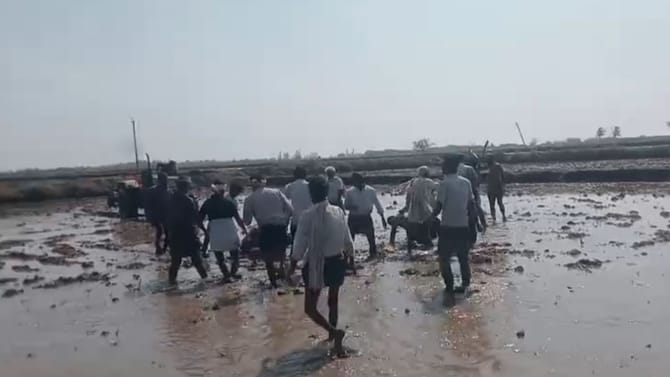 ಆಸ್ತಿ ವಿವಾದ: ಕೆಸರು ಗದ್ದೆಯಲ್ಲೇ ನಡೀತು ಫಿಲ್ಮಿ ಸ್ಟೈಲ್​​ ಫೈಟ್​​