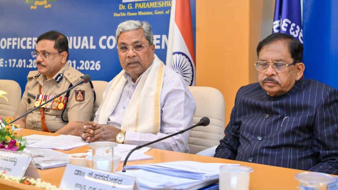 ಬೆಂಗಳೂರು: 88 ಕ್ರಿಮಿನಲ್ ಪ್ರಕರಣಗಳಲ್ಲಿ ಪೊಲೀಸರೇ ಭಾಗಿಯಾಗಿರುವುದು ನಾಚಿಗೇಡಿನ ವಿಷಯ; ಸಿಎಂ ಸಿದ್ದರಾಮಯ್ಯ ಬೆಂಗಳೂರು: 88 ಕ್ರಿಮಿನಲ್ ಪ್ರಕರಣಗಳಲ್ಲಿ ಪೊಲೀಸರೇ ಭಾಗಿಯಾಗಿರುವುದು ನಾಚಿಗೇಡಿನ ವಿಷಯ; ಸಿಎಂ ಸಿದ್ದರಾಮಯ್ಯ