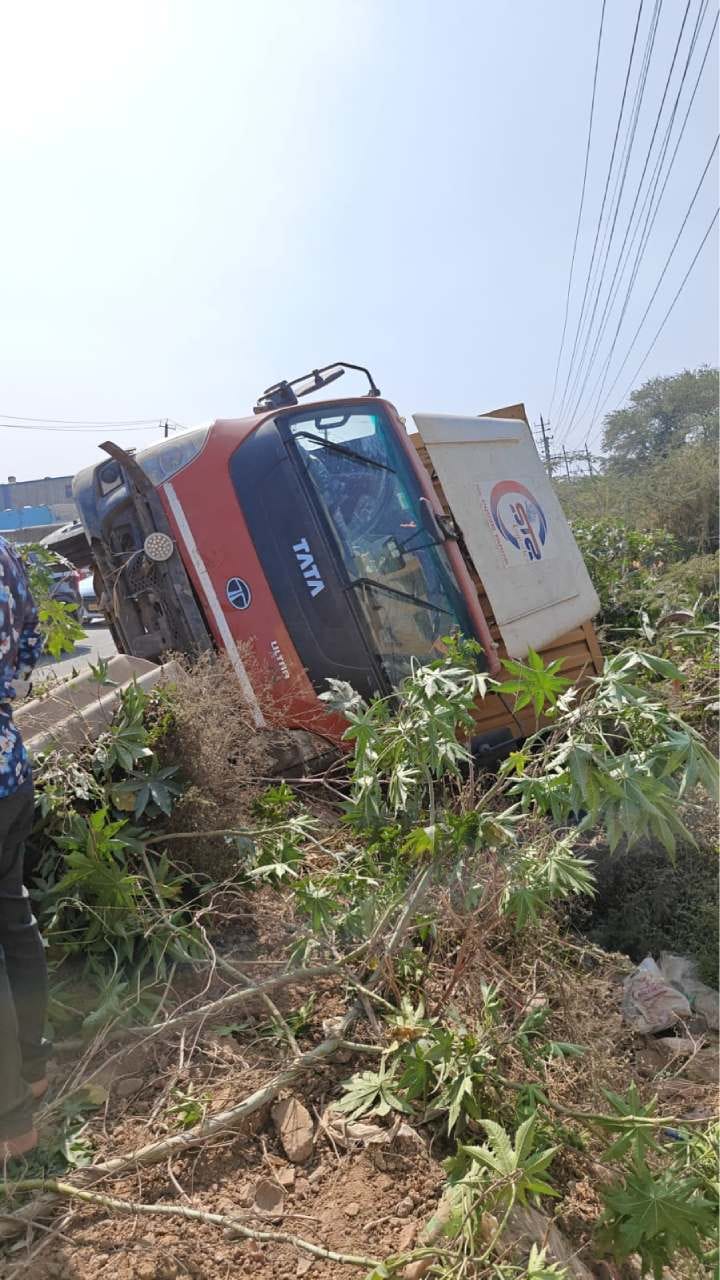 ಕುಡಿದು ವಾಹನ ಚಾಲನೆ: ಕಾಲುವೆಗೆ ಬಿದ್ದ ಲಾರಿ