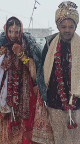 ಭಾರೀ ಹಿಮಪಾತದ ನಡುವೆ ಮದುವೆಯಾದ ಮೀರತ್ ದಂಪತಿ