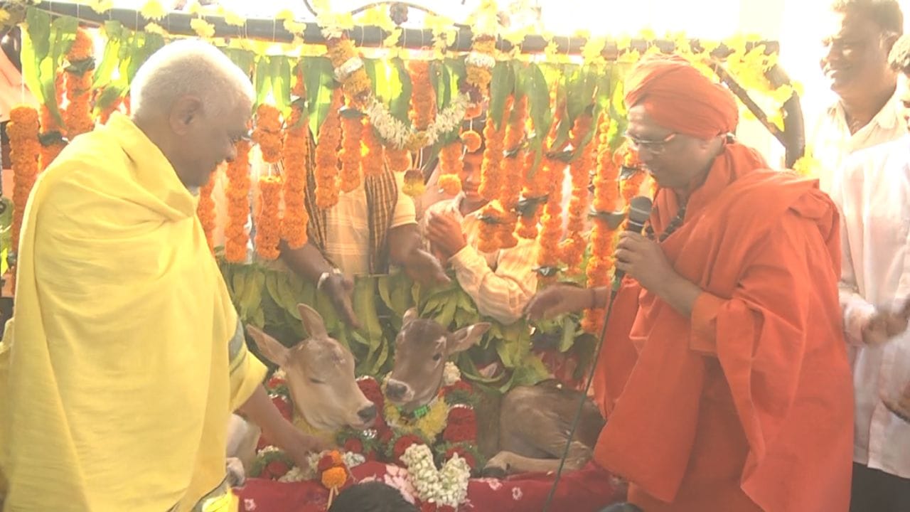 ಹೂವಿನಶಿಗ್ಲಿ ವಿರಕ್ತ ಮಠದ ಚನ್ನವೀರಮಹಾಸ್ವಾಮಿಗಳು, ಗಂಜಿಗಟ್ಟಿ ಚರಮೂರ್ತೇಶ್ವರ ಮಠದ ಡಾ. ವೈಜನಾಥ ಶಿವಲಿಂಗ ಮಹಾಸ್ವಾಮೀಜಿ ಕರುಗಳ ಕಿವಿಯಲ್ಲಿ ಹೆಸರು ಹೇಳುವ ಮೂಲಕ ನಾಮಕರಣ ನೆರವೇರಿಸಿಕೊಟ್ಟರು. ಮುದ್ದಾದ ಕರುಗಳಿಗೆ ಶಿವ-ಬಸವ ಅಂತ ನಾಮಕರಣ ಮಾಡಲಾಯ್ತು. 