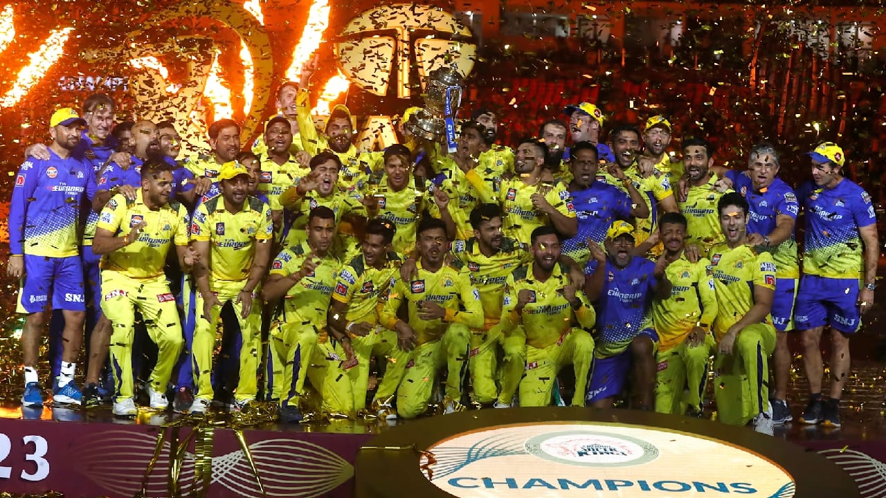 ಚೆನ್ನೈ ಸೂಪರ್ ಕಿಂಗ್ಸ್ ತಂಡವು ಇಂಡಿಯನ್ ಪ್ರೀಮಿಯರ್ ಲೀಗ್​ನಲ್ಲಿ 5 ಬಾರಿ ಚಾಂಪಿಯನ್ ಪಟ್ಟ ಅಲಂಕರಿಸಿದ್ದರು. 2010 ರಲ್ಲಿ ಮೊದಲ ಬಾರಿ ಐಪಿಎಲ್ ಕಿರೀಟ ಮುಡಿಗೇರಿಸಿಕೊಂಡಿದ್ದ ಸಿಎಸ್​ಕೆ ಆ ಬಳಿಕ 2011, 2018, 2021, 2023 ರಲ್ಲಿ ಚಾಂಪಿಯನ್ ಪಟ್ಟಕ್ಕೇರಿದ್ದರು.