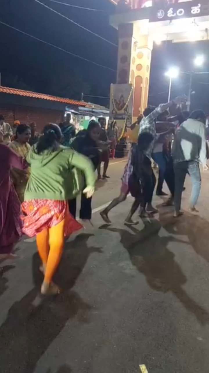 ಇದೆಂತ ಹುಚ್ಚಾಟ: ನಡುರಸ್ತೆಯಲ್ಲಿ ಹುಚ್ಚೆದ್ದು ಕುಣಿದ ಪ್ರವಾಸಿಗರು