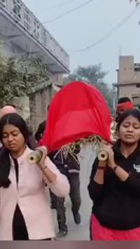 ಯಾರೂ ಬಾರದಿದ್ದಕ್ಕೆ ತಾವೇ ಅಮ್ಮನ ಶವ ಹೊತ್ತು, ಅಂತ್ಯಕ್ರಿಯೆ ಮಾಡಿದ ಯುವತಿಯರು