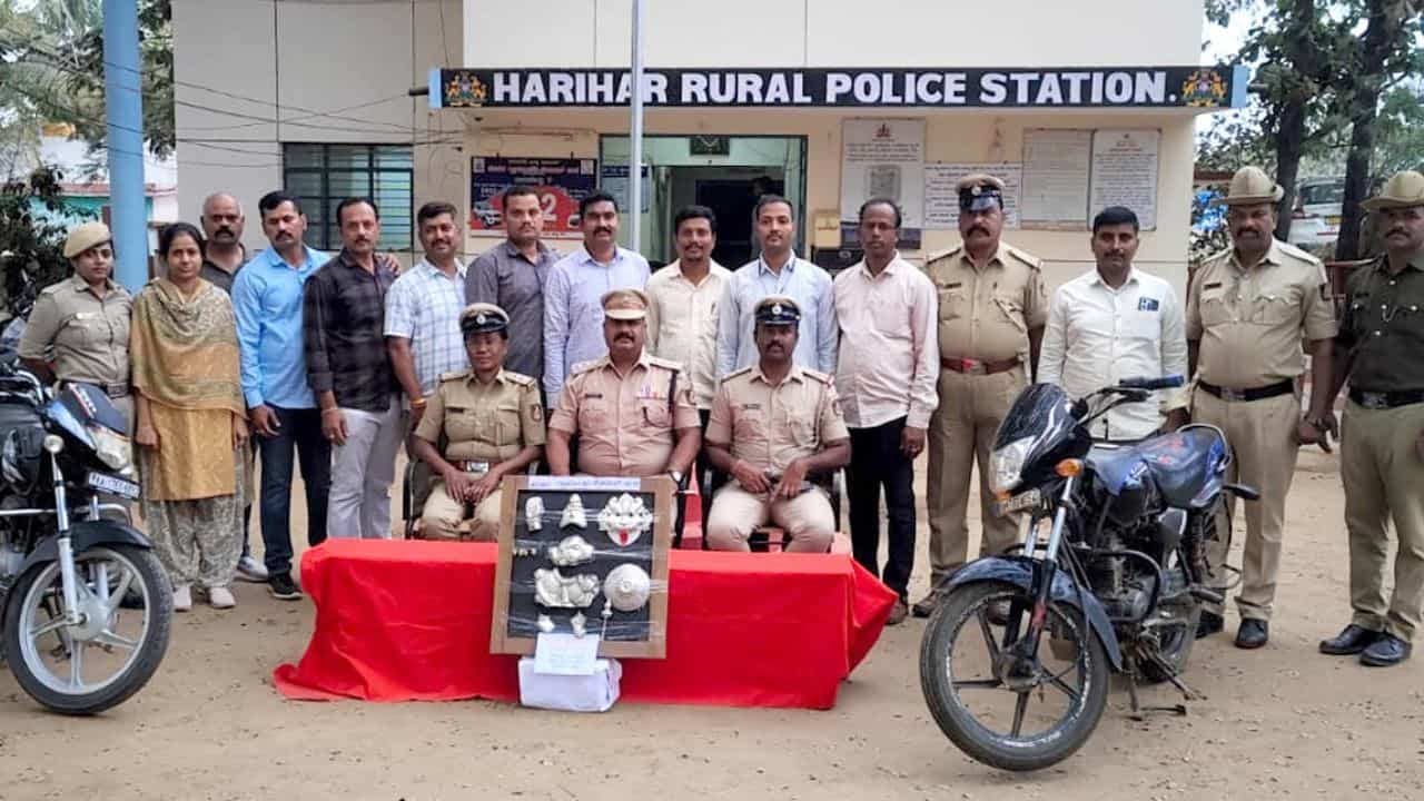 Davanagere: ಚೋರ್ ಮಗ ಚಂಡಾಳ್ ಅಪ್ಪ; ದೇಗುಲದಲ್ಲಿ ಕದ್ದು ಸಿಕ್ಕಿಬಿದ್ದ ಐನಾತಿಗಳು! Davanagere: ಚೋರ್ ಮಗ ಚಂಡಾಳ್ ಅಪ್ಪ; ದೇಗುಲದಲ್ಲಿ ಕದ್ದು ಸಿಕ್ಕಿಬಿದ್ದ ಐನಾತಿಗಳು!