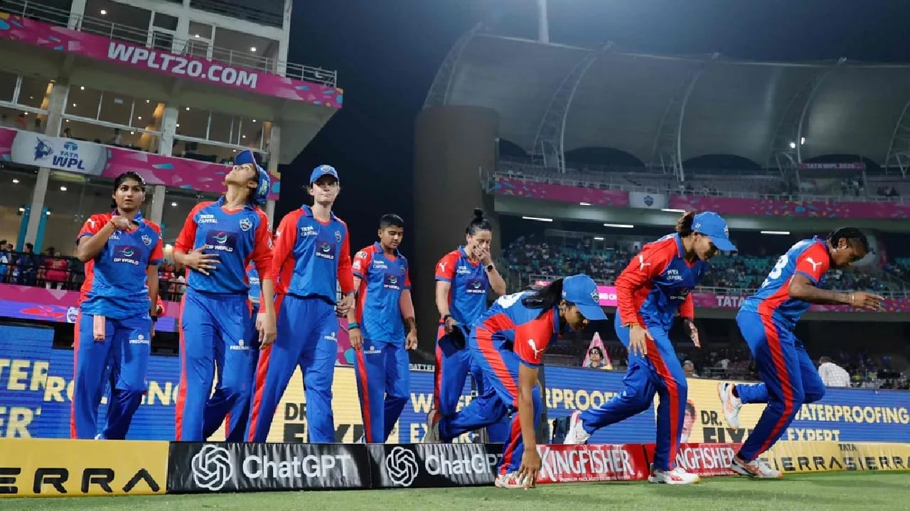 ಇನ್ನು 5 ಮ್ಯಾಚ್​ಗಳನ್ನಾಡಿರುವ ಯುಪಿ ವಾರಿಯರ್ಸ್ ಮುಂದಿನ 3 ಪಂದ್ಯಗಳಲ್ಲಿ ಜಯ ಸಾಧಿಸಿದರೆ ಪಡೆಯುವ ಒಟ್ಟು ಅಂಕಗಳು 10.  ಹಾಗೆಯೇ ಕೊನೆಯ ಸ್ಥಾನದಲ್ಲಿರುವ ಡೆಲ್ಲಿ ಕ್ಯಾಪಿಟಲ್ಸ್ ಮುಂದಿನ 4 ಪಂದ್ಯಗಳಲ್ಲೂ ಜಯ ಸಾಧಿಸಿದರೆ 8 ಅಂಕಗಳನ್ನು ಮಾತ್ರ ಪಡೆಯಲಿದೆ. 