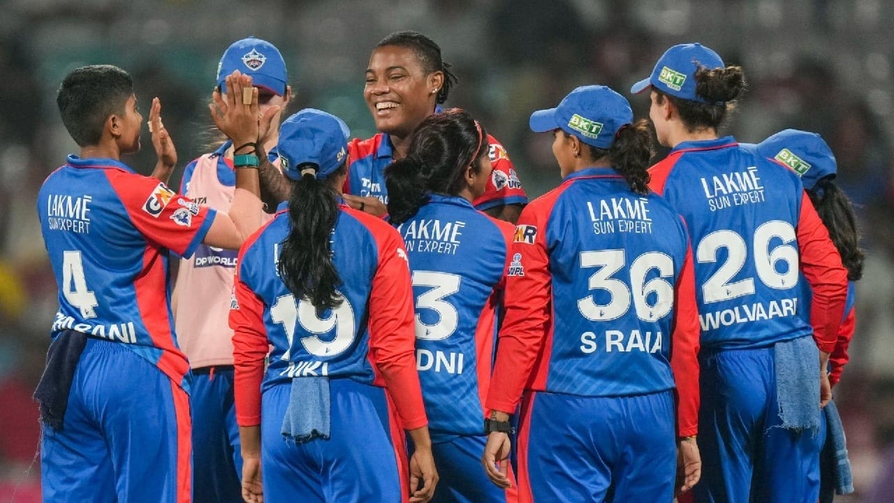 ವುಮೆನ್ಸ್ ಪ್ರೀಮಿಯರ್ ಲೀಗ್ನ ಕೊನೆಯ ಲೀಗ್ ಪಂದ್ಯದಲ್ಲಿ ಯುಪಿ ವಾರಿಯರ್ಸ್ ವಿರುದ್ಧ ಡೆಲ್ಲಿ ಕ್ಯಾಪಿಟಲ್ಸ್ ತಂಡ ಗೆದ್ದರೆ ಮುಂಬೈ ಇಂಡಿಯನ್ಸ್ ಟೂರ್ನಿಯಿಂದ ಹೊರಬೀಳಲಿದೆ. ಅಂದರೆ ಕೊನೆಯ ಪಂದ್ಯದ ಗೆಲುವಿನೊಂದಿಗೆ ಡೆಲ್ಲಿ ಕ್ಯಾಪಿಟಲ್ಸ್ ಎಮಿನೇಟರ್ ಸುತ್ತಿಗೆ ಅರ್ಹತೆ ಪಡೆಯಲಿದೆ. ಹೀಗಾಗಿ ಇಂದಿನ (ಜ.31) ಮ್ಯಾಚ್ನಲ್ಲಿ ಮುಂಬೈ ಇಂಡಿಯನ್ಸ್ ಪಾಲಿಗೆ ಡೆಲ್ಲಿ ಕ್ಯಾಪಿಟಲ್ಸ್ ತಂಡ ಗೆಲ್ಲಬಾರದು.