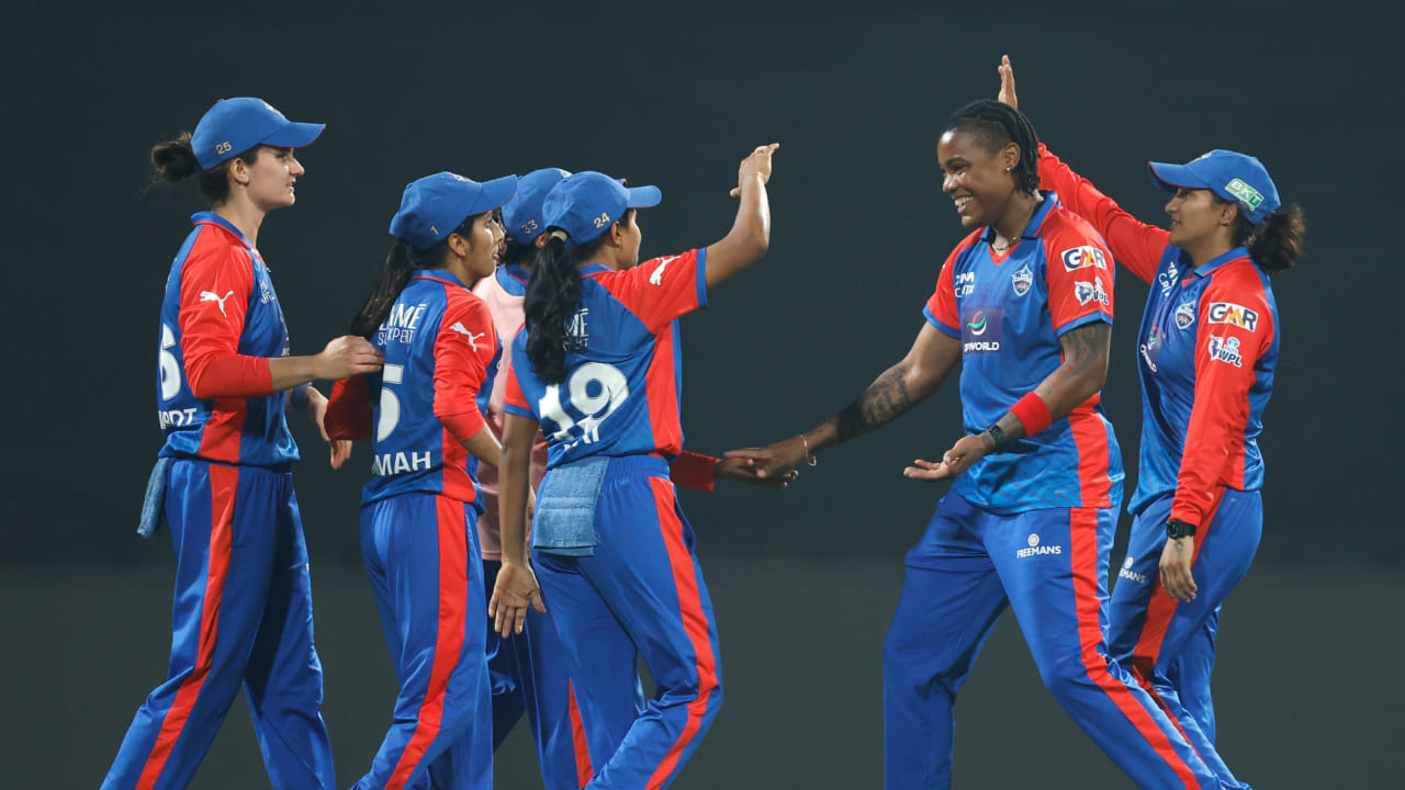 ಡೆಲ್ಲಿ ಕ್ಯಾಪಿಟಲ್ಸ್‌ನ ಪರಿಸ್ಥಿತಿ ಮುಂಬೈ ಇಂಡಿಯನ್ಸ್‌ನಂತೆಯೇ ಇದೆ. ಏಳು ಪಂದ್ಯಗಳಲ್ಲಿ ಮೂರರಲ್ಲಿ ಗೆದ್ದು ನಾಲ್ಕರಲ್ಲಿ ಸೋತಿದೆ. ತಂಡದ ಬಳಿ 6 ಅಂಕಗಳಿದ್ದರೂ ಅದರ ನೆಟ್ ರನ್​ ರೇಟ್ ಮುಂಬೈ ಇಂಡಿಯನ್ಸ್‌ಗಿಂತ ಕಡಿಮೆ ಇದೆ. ಆದ್ದರಿಂದ ಡೆಲ್ಲಿ ಕ್ಯಾಪಿಟಲ್ಸ್ ಗೆಲ್ಲುವುದು ಮಾತ್ರವಲ್ಲದೆ ನೆಟ್ ರನ್​ ರೇಟ್​ ಅನ್ನು ಸುಧಾರಿಸಿಕೊಳ್ಳಬೇಕಾಗುತ್ತದೆ. ಡೆಲ್ಲಿ ರನ್ನ ಕೊನೆಯ ಪಂದ್ಯವನ್ನು ಯುಪಿ ವಾರಿಯರ್ಸ್ ವಿರುದ್ಧ ಆಡಲಿದೆ.