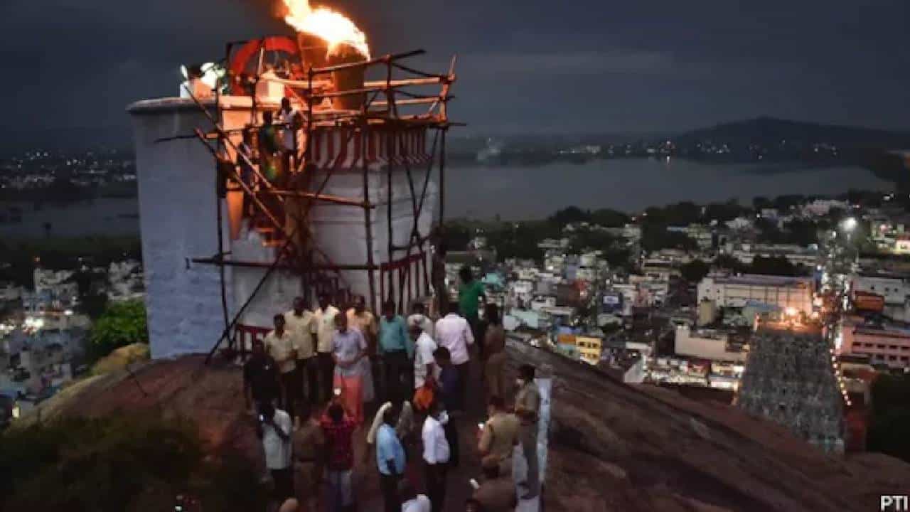 ತಿರುಪ್ಪರನ್​ಕುಂದ್ರಂ ಬೆಟ್ಟಗಳ ಮೇಲೆ ದರ್ಗಾದ ಬಳಿ ದೀಪ ಬೆಳಗಲು ಹಿಂದೂಗಳಿಗೆ ಅನುಮತಿ, ತಮಿಳುನಾಡು ಸರ್ಕಾರಕ್ಕೆ ತೀವ್ರ ಮುಖಭಂಗ