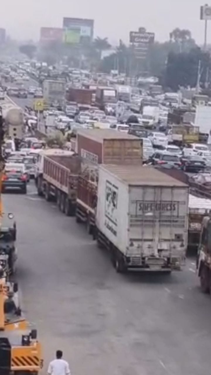 ಬೆಂಗಳೂರು-ಚಿಕ್ಕಬಳ್ಳಾಪುರ ಹೆದ್ದಾರಿಯಲ್ಲಿ ಟ್ರಾಫಿಕ್‌ಜಾಮ್‌