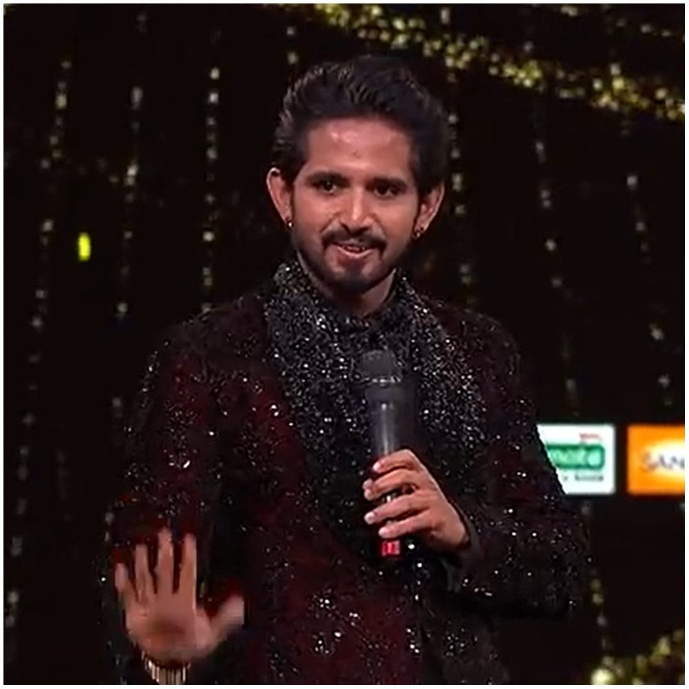 ಟಾಪ್ 6ರ ಪೈಕಿ ಮೊದಲು ಎಲಿಮಿನೇಟ್ ಆಗಿದ್ದು ಧನುಶ್ ಅವರು. ಅವರು ಸುದೀಪ್ ಅವರ ಜಾಕೆಟ್​​ನ ಉಡುಗೊರೆಯಾಗಿ ಕೇಳಿದ್ದಾರೆ. ಇದಕ್ಕೆ ಸುದೀಪ್ ಅವರು ಮರು ಯೋಚಿಸದೆ ಒಪ್ಪಿಗೆ ಸೂಚಿಸಿದ್ದಾರೆ. 