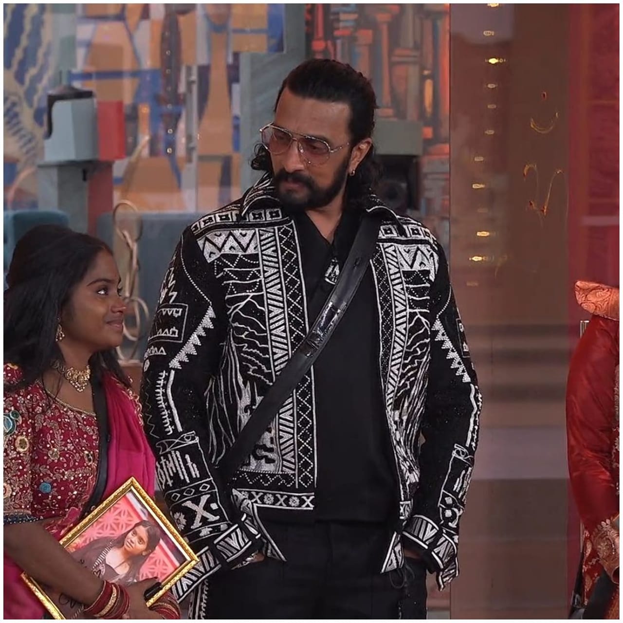 ಕಿಚ್ಚ ಸುದೀಪ್ ಅವರು ಹೋಸ್ಟ್ ಮಾಡುವಾಗ ಪ್ರತಿ ಬಾರಿ ಹೊಸ ಹೊಸ ರೀತಿಯ ಜಾಕೆಟ್ ಹಾಕಿ ಕಾಣಿಸಿಕೊಳ್ಳುತ್ತಾರೆ. ಈ ಬಾರಿಯ ಬಿಗ್ ಬಾಸ್ ಫಿನಾಲೆ ದಿನ ಅವರು ಸಖತ್ ಆಗಿರೋ ಜಾಕೆಟ್ ಹಾಕಿ ಕಾಣಿಸಿಕೊಂಡಿದ್ದರು. 