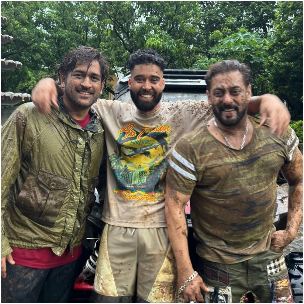 ಸಿಂಗರ್ ಎಪಿ ದಿಲ್ಲೋನ್ ಅವರು ಸೋಶಿಯಲ್ ಮೀಡಿಯಾದಲ್ಲಿ ಈ ಅಪರೂಪದ ಫೋಟೋಗಳನ್ನು ಹಂಚಿಕೊಂಡಿದ್ದಾರೆ. ಈ ಫೋಟೋದಲ್ಲಿ ಅವರು ಧೋನಿ ಹಾಗೂ ಸಲ್ಲು ಹೆಗಲಮೇಲೆ ಕೈ ಹಾಕಿ ನಿಂತಿದ್ದಾರೆ.