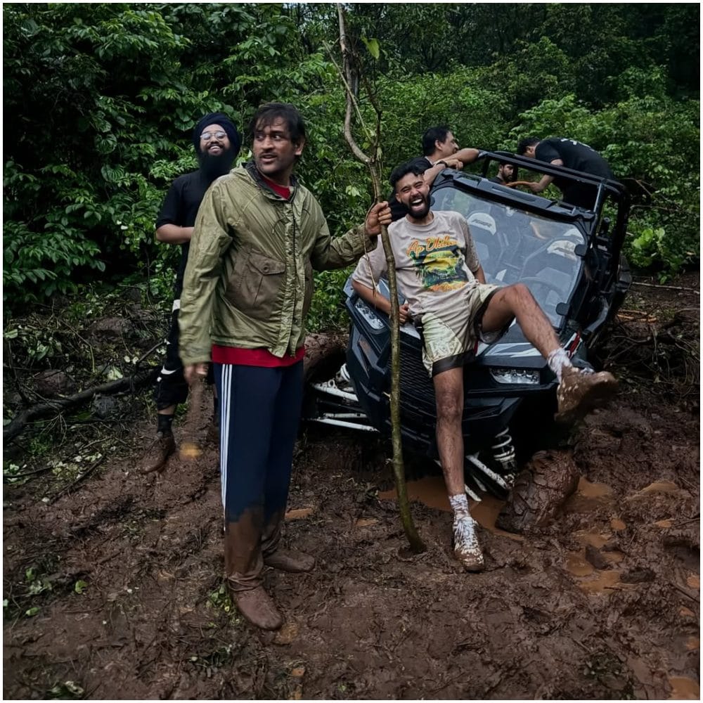 ಧೋನಿ ಅವರು ರೇನ್ಕೋಟ್ ಹಾಕಿ ಪೋಸ್ ಕೊಟ್ಟಿದ್ದಾರೆ. ಸಲ್ಮಾನ್ ಖಾನ್ ಫಾರ್ಮ್ಹೌಸ್ನಲ್ಲಿ ಅವರು ಸಮಯ ಕಳೆದಿದ್ದಾರೆ ಎನ್ನಲಾಗಿದೆ. ಪಾರ್ಟಿ ಮಾಡೋಕೆ ಇವರು ಆಗಾಗ ಒಟ್ಟಿಗೆ ಸೇರುತ್ತಾರೆ ಎಂಬುದು ವಿಶೇಷ.