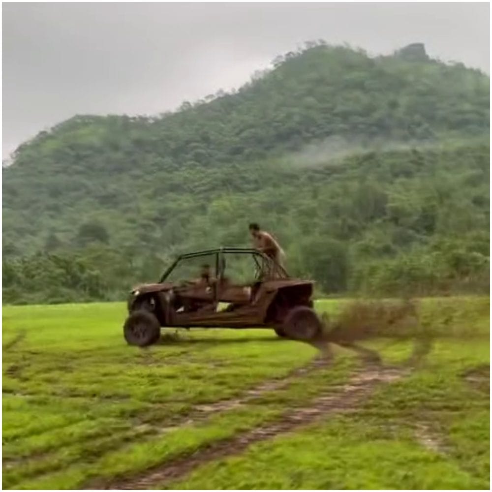 ಚಿಕ್ಕದಾದ ವಾಹನದಲ್ಲಿ ಇವರು ತೆರಳಿದ್ದು, ಇದನ್ನು ಮನಸ್ಸೋ ಇಚ್ಛೆ ಡ್ರಿಫ್ಟ್ ಮಾಡಿದ್ದಾರೆ. ಡ್ರೈವಿಂಗ್ ಸೀಟ್ನಲ್ಲಿ ಧೋನಿ ಇದ್ದರು ಎನ್ನಲಾಗಿದೆ. ದಿಲ್ಲೋನ್ ಅವರು ಕಾರ ಹಿಂಭಾಗದಲ್ಲಿ ನಿಂತಿದ್ದರು.