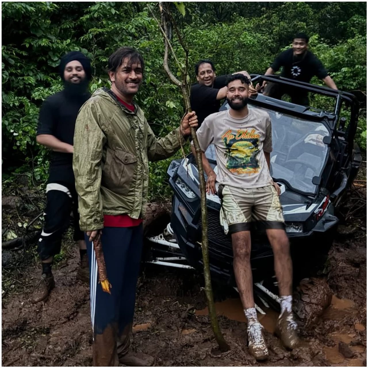 ಟೀಂ ಇಂಡಿಯಾ ಮಾಜಿ ಕ್ರಿಕೆಟರ್ ಎಂಎಸ್ ಧೋನಿಗೆ ವಾಹನಗಳ ಬಗ್ಗೆ ವಿಶೇಷ ಕ್ರೇಜ್ ಇದೆ. ಈಗ ಸಲ್ಮಾನ್ ಖಾನ್ ಫಾರ್ಮ್ಹೌಸ್ಗೆ ತೆರಳಿರೋ ಅವರು ವಾಹನವೊಂದನ್ನು ಓಡಿಸಿ ಅದನ್ನು ಡ್ರಿಫ್ಟ್ ಮಾಡಿ ಗಮನ ಸೆಳೆದಿದ್ದಾರೆ.