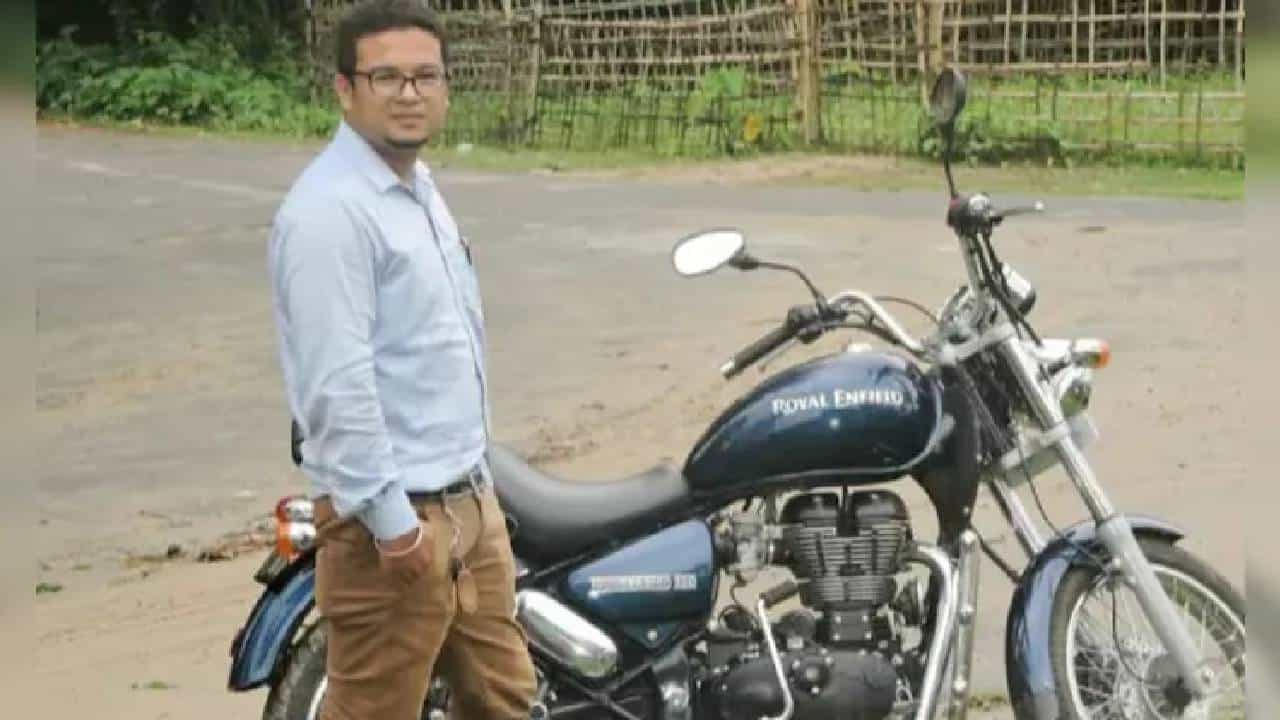 ಯುಕೆಜಿಯಲ್ಲಿ ಓದುತ್ತಿದ್ದ ಮಗನ ಮಾರ್ಕ್ಸ್ಕಾರ್ಡ್ ತರಲು ಹೋಗಿದ್ದ ತಂದೆ ಹೃದಯಾಘಾತದಿಂದ ಸಾವು ಯುಕೆಜಿಯಲ್ಲಿ ಓದುತ್ತಿದ್ದ ಮಗನ ಮಾರ್ಕ್ಸ್ಕಾರ್ಡ್ ತರಲು ಹೋಗಿದ್ದ ತಂದೆ ಹೃದಯಾಘಾತದಿಂದ ಸಾವು