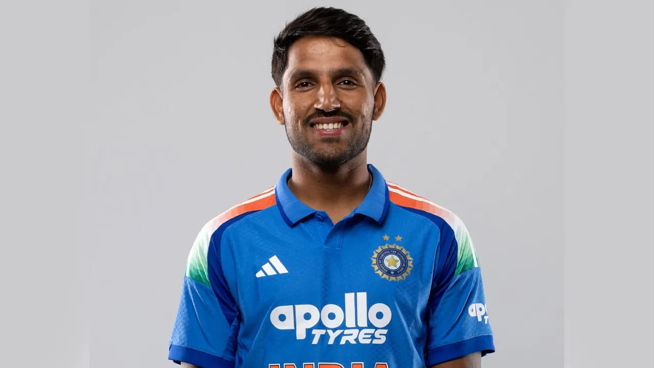 ಇನ್ನು ರಿಷಭ್ ಪಂತ್ ಬದಲಿಯಾಗಿ ಯುವ ವಿಕೆಟ್ ಕೀಪರ್ ಬ್ಯಾಟರ್ ಧ್ರುವ್ ಜುರೆಲ್ ಅವರನ್ನು ಭಾರತ ತಂಡಕ್ಕೆ ಆಯ್ಕೆ ಮಾಡಲಾಗಿದೆ. ಸದ್ಯ ವಿಜಯ ಹಝಾರೆ ಟೂರ್ನಿಯಲ್ಲಿ ಉತ್ತರ ಪ್ರದೇಶ್ ಪರ ಕಣಕ್ಕಿಳಿಯುತ್ತಿರುವ ಧ್ರುವ್ ಜುರೆಲ್ ಶ್ರೀಘ್ರದಲ್ಲೇ  ಭಾರತ ತಂಡವನ್ನು ಕೂಡಿಕೊಳ್ಳಲಿದ್ದಾರೆ.