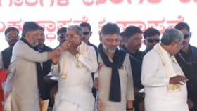 ವಿಡಿಯೋ: ಡಿಕೆಶಿ ತಿನಿಸಿದ ಸ್ವೀಟನ್ನು ಬಾಯಿಂದ ತೆಗೆದು ಎಸೆದ ಸಿದ್ದರಾಮಯ್ಯ!