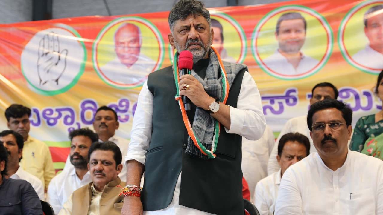 ಬಳ್ಳಾರಿಯಲ್ಲಿ ಶಾಂತಿಮಂತ್ರ ಜಪಿಸಿದ ಡಿಕೆ ಶಿವಕುಮಾರ್: ರೆಡ್ಡಿ ಬ್ರದರ್ಸ್ ವಿರುದ್ಧ ವಾಗ್ದಾಳಿ ಬಳ್ಳಾರಿಯಲ್ಲಿ ಶಾಂತಿಮಂತ್ರ ಜಪಿಸಿದ ಡಿಕೆ ಶಿವಕುಮಾರ್: ರೆಡ್ಡಿ ಬ್ರದರ್ಸ್ ವಿರುದ್ಧ ವಾಗ್ದಾಳಿ