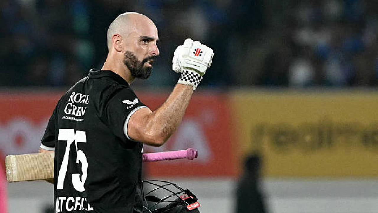 ಆದರೆ ಡೇರಿಲ್ ಮಿಚೆಲ್ ಭರ್ಜರಿ ಸೆಂಚುರಿ ಸಿಡಿಸಿದ್ದಾರೆ. ಅಷ್ಟೇ ಅಲ್ಲದೆ ಅಜೇಯ 131 ರನ್​ಗಳ ಇನಿಂಗ್ಸ್ ಕೂಡ ಆಡಿದ್ದಾರೆ. ಈ ಮೂಲಕ ಐಸಿಸಿ ಶ್ರೇಯಾಂಕ ಪಟ್ಟಿಯಲ್ಲಿ ತನ್ನ ರೇಟಿಂಗ್ ಅನ್ನು ಹೆಚ್ಚಿಸಿಕೊಂಡಿದ್ದಾರೆ. ಈ ಮೂಲಕ ವಿರಾಟ್ ಕೊಹ್ಲಿಯನ್ನು ಹಿಂದಿಕ್ಕಿ ಡೇರಿಲ್ ಮಿಚೆಲ್ ಐಸಿಸಿ ಏಕದಿನ ಬ್ಯಾಟರ್​ಗಳ ಪಟ್ಟಿಯಲ್ಲಿ ಮೊದಲ ಸ್ಥಾನಕ್ಕೇರಿದ್ದಾರೆ.