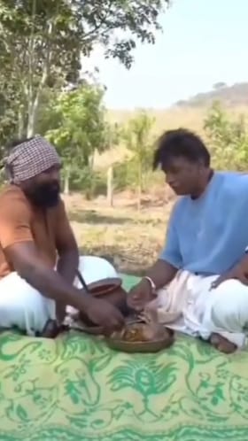 ಅಭಿಮಾನಿ ಮಾಡಿದ ಮುದ್ದೆ, ಕರಿಮೀನು ಸಾರು ಸವಿದ ದುನಿಯಾ ವಿಜಿ: ವಿಡಿಯೋ