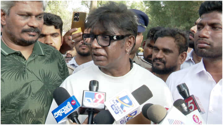 ರಾಜಕೀಯಕ್ಕೆ ಬರಲು ಜೈ ಭೀಮ್ ಎನ್ನುತ್ತೀರಾ? ಉತ್ತರಿಸಿದ ದುನಿಯಾ ವಿಜಯ್ ರಾಜಕೀಯಕ್ಕೆ ಬರಲು ಜೈ ಭೀಮ್ ಎನ್ನುತ್ತೀರಾ? ಉತ್ತರಿಸಿದ ದುನಿಯಾ ವಿಜಯ್