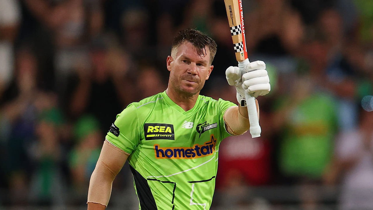 ಬಿಗ್ ಬ್ಯಾಷ್ ಲೀಗ್‌ನಲ್ಲಿ ಈವರೆಗೆ 31 ಇನಿಂಗ್ಸ್ ಆಡಿರುವ ಡೇವಿಡ್ ವಾರ್ನರ್ 3 ಭರ್ಜರಿ ಸೆಂಚುರಿ ಸಿಡಿಸಿದ್ದಾರೆ. ಈ ಮೂಲಕ ಬಿಬಿಎಲ್ ನಲ್ಲಿ ಅತೀ ಹೆಚ್ಚು ಶತಕ ಬಾರಿಸಿದ ಬ್ಯಾಟರ್ ಎನ್ನುವ ದಾಖಲೆ ನಿರ್ಮಿಸಿದ್ದರು.