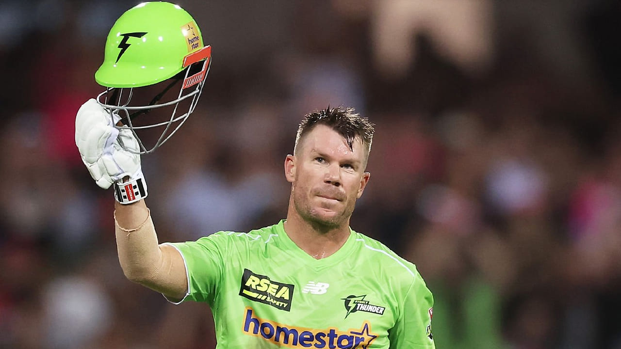 ಅದರಲ್ಲೂ ಈ ಬಾರಿ ಆಸ್ಟ್ರೇಲಿಯನ್ ದಾಂಡಿಗ ಡೇವಿಡ್ ವಾರ್ನರ್ 2 ಸೆಂಚುರಿ ಸಿಡಿಸಿ ಮಿಂಚಿದ್ದಾರೆ. ಈ ಮೂಲಕ ಬಿಗ್ ಬ್ಯಾಷ್ ಲೀಗ್ ಇತಿಹಾಸದಲ್ಲೇ ಸೀಸನ್​​ವೊಂದರಲ್ಲಿ ಎರಡು ಶತಕ ಬಾರಿಸಿದ ಮೊದಲ ಬ್ಯಾಟರ್ ಎಂಬ ಹೆಗ್ಗಳಿಕೆಯನ್ನು ಡೇವಿಡ್ ವಾರ್ನರ್ ತಮ್ಮದಾಗಿಸಿಕೊಂಡಿದ್ದಾರೆ.