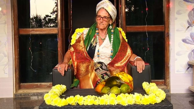 ಗೋಕರ್ಣ ಕಡಲ ತೀರ ಕ್ಲೀನ್ ಮಾಡಿದ 94ರ ಫಾರಿನ್ ಅಜ್ಜಿ: ಯುವಕರು ನಾಚುವಂತ ಕೆಲಸ