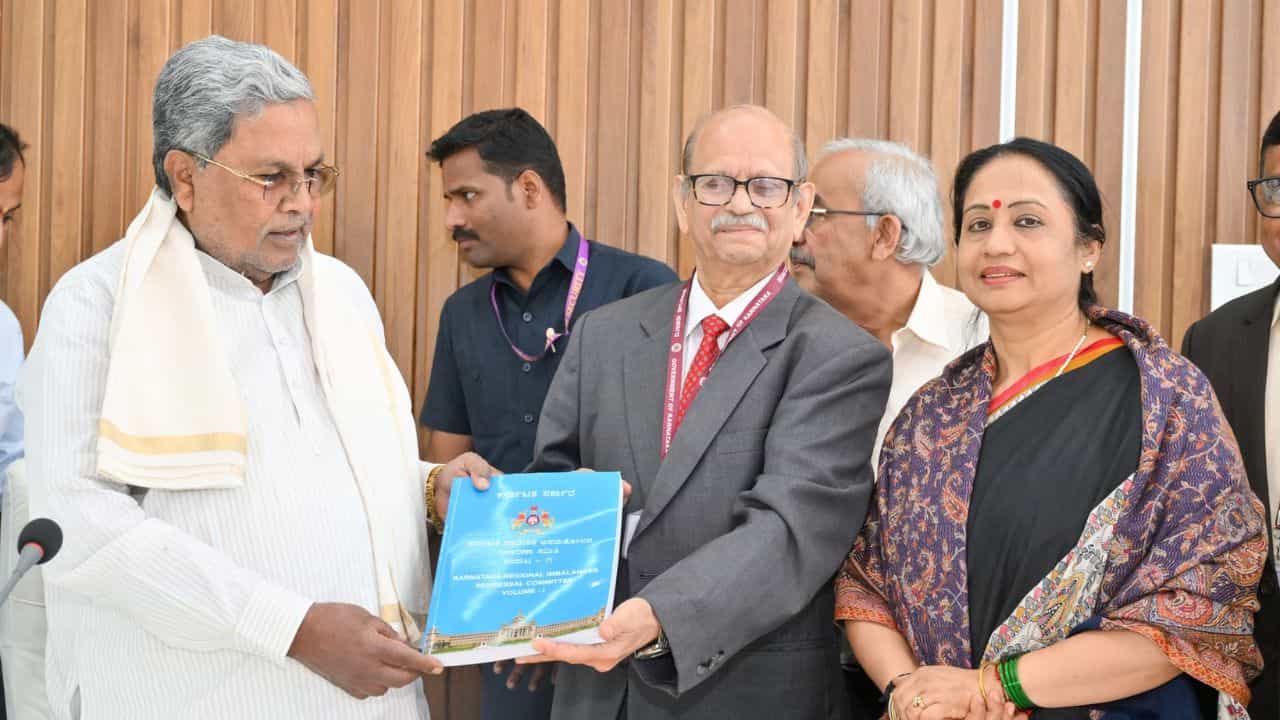 ಸಿಎಂಗೆ ಅಂತಿಮ ವರದಿ ಸಲ್ಲಿಸಿದ ಪ್ರೊ.ಎಂ.ಗೋವಿಂದ ರಾವ್ ನೇತೃತ್ವದ ಪ್ರಾದೇಶಿಕ ಅಸಮತೋಲನ ನಿವಾರಣೆ ಸಮಿತಿ ಸಿಎಂಗೆ ಅಂತಿಮ ವರದಿ ಸಲ್ಲಿಸಿದ ಪ್ರೊ.ಎಂ.ಗೋವಿಂದ ರಾವ್ ನೇತೃತ್ವದ ಪ್ರಾದೇಶಿಕ ಅಸಮತೋಲನ ನಿವಾರಣೆ ಸಮಿತಿ