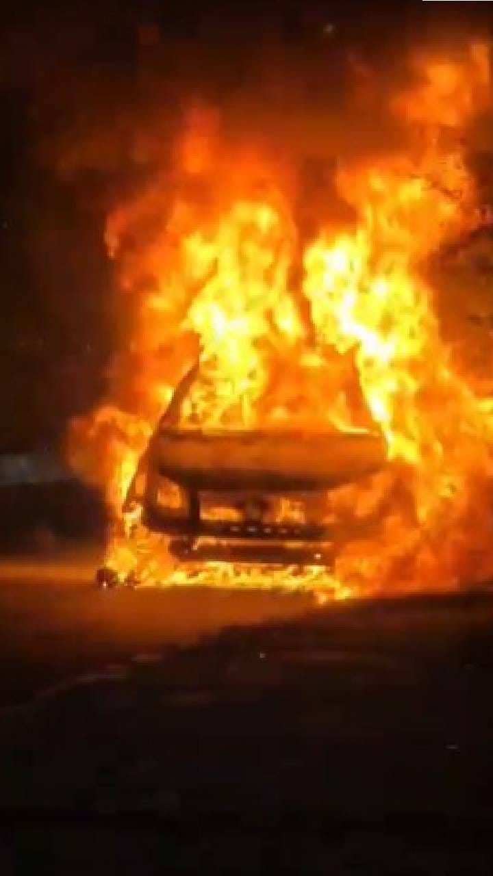 ಹೈದಾರಾಬಾದ್​ನಲ್ಲಿ ನಡುರಸ್ತೆಯಲ್ಲಿ ಹೊತ್ತಿ ಉರಿದ ಕಾರು