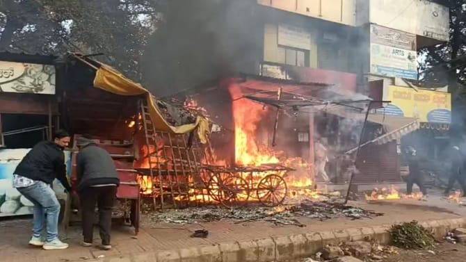 ಶಾರ್ಟ್​​ ಸರ್ಕ್ಯೂಟ್​ನಿಂದ ಬೆಂಕಿ: ಮೂರು ಅಂಗಡಿಗಳು ಅಗ್ನಿಗಾಹುತಿ