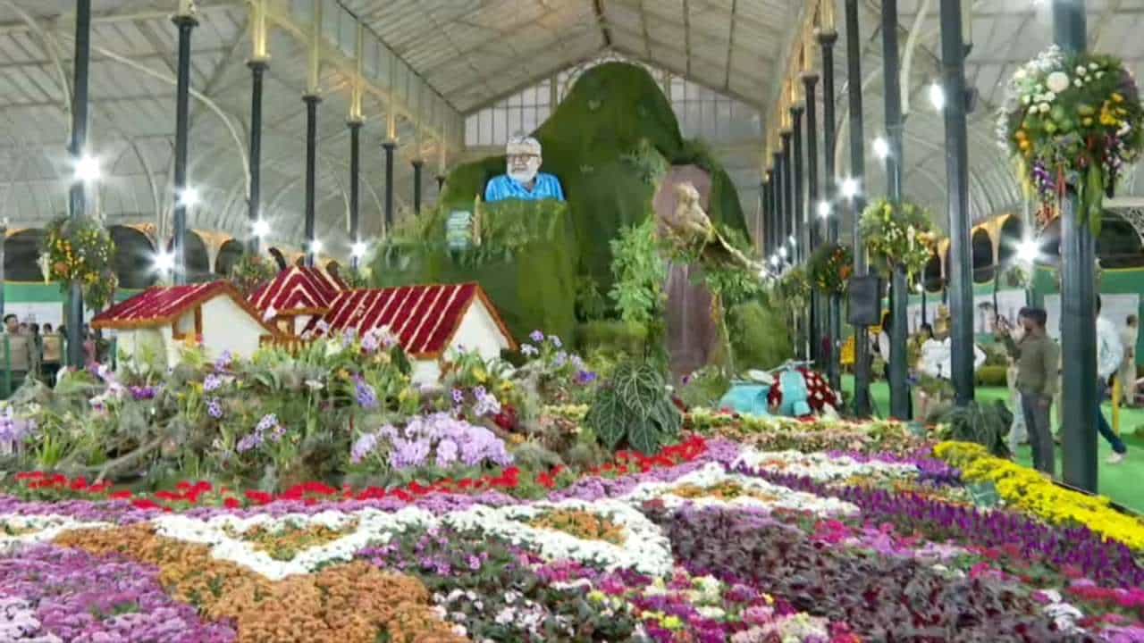 ಗಣರಾಜ್ಯೋತ್ಸವ ಅಂಗವಾಗಿ ಇಂದಿನಿಂದ (ಜ.14) ಲಾಲ್ಬಾಗ್ನಲ್ಲಿ ಫಲಪುಷ್ಪ ಪ್ರದರ್ಶನ ಆರಂಭಗೊಂಡಿದೆ. ಸಾಹಿತಿ ಪೂರ್ಣಚಂದ್ರ ತೇಜಸ್ವಿ ಅವರ ಜೀವನ ಆಧಾರಿತ "ತೇಜಸ್ವಿ ವಿಸ್ಮಯ" ಥೀಮ್ನಲ್ಲಿ ಈ ಬಾರಿ ಗಾಜಿನ ಮನೆ ಅಲಕೃತಗೊಂಡಿದೆ. ಚಂದದ ಹೂಗಳೊಂದಿಗೆ ಅಂದದ ಜೀವನಗಾಥೆ ಹೊತ್ತ ಫಲಪುಷ್ಪ ಪ್ರದರ್ಶನದ ಕಿರು ನೋಟ ಇಲ್ಲಿದೆ.