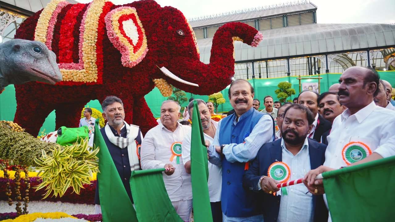 ಸಸ್ಯಕಾಶಿ ಲಾಲ್‌ಬಾಗ್‌ನಲ್ಲಿ ಗಣರಾಜ್ಯೋತ್ಸವ ಅಂಗವಾಗಿ ಆಯೋಜನೆಗೊಂಡಿರುವ ಫಲಪುಷ್ಪ ಪ್ರದರ್ಶನಕ್ಕೆ ಇಂದು ಉಪಮುಖ್ಯಮಂತ್ರಿ ಡಿ.ಕೆ ಶಿವಕುಮಾರ್, ತೋಟಗಾರಿಕಾ ಸಚಿವ ಎಸ್​ಎಸ್​ ಮಲ್ಲಿಕಾರ್ಜುನ್ ಸಸಿಗೆ ನೀರು ಹಾಕುವ ಮೂಲಕ ಫಲಪುಷ್ಪ ಪ್ರದರ್ಶನಕ್ಕೆ ಚಾಲನೆ ನೀಡಿದ್ದಾರೆ.
