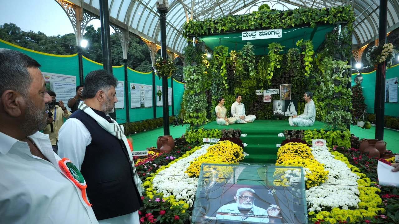 ತಮಿಳುನಾಡು, ಕೇರಳ, ಮಹಾರಾಷ್ಟ, ಡಾರ್ಜಿಲಿಂಗ್, ವಯನಾಡು ಕಡೆಯಿಂದ 95ಕ್ಕೂ ಹೆಚ್ಚು ವೈವಿಧ್ಯಮಯ ಹಾಗೂ 35 ಲಕ್ಷಕ್ಕೂ ಹೆಚ್ಚು ಹೂಗಳಿಂದ ಅಲಂಕಾರ ಮಾಡಲಾಗಿದೆ. 
