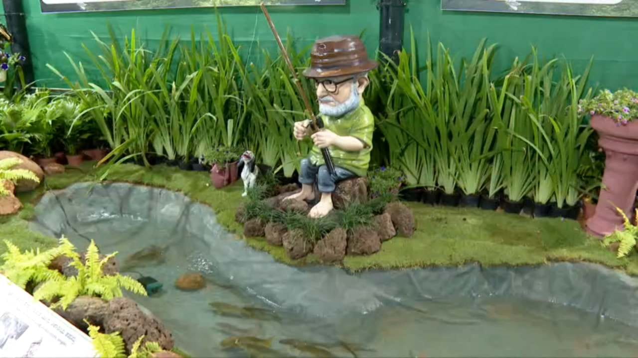 ತೇಜಸ್ವಿ ಅವರ ಕಾದಂಬರಿ, ಕಥೆಗಳಲ್ಲಿ ಕಂಡುಬರುವ ಕಾಡಿನ ಮಾದರಿಯನ್ನು ಗಾಜಿನ ಮನೆಯಲ್ಲಿ ನಿರ್ಮಿಸಲಾಗಿದೆ. 25 ಅಡಿ ಎತ್ತರದ ಬೃಹತ್ ಬೆಟ್ಟ, ಜಲಪಾತದ ಆಕರ್ಷಣಿಯವಾಗಿದೆ. ಅದರ ತಪ್ಪಲಿನಲ್ಲಿ ತೇಜಸ್ವಿ ಅವರ ಮೂಡಿಗೆರೆಯ ಹ್ಯಾಂಡ್‌ಪೋಸ್ಟ್ ಸಮೀಪವಿರುವ 'ನಿರುತ್ತರ' ಮನೆಯನ್ನು ಹೂಗಳಿಂದ ನಿರ್ಮಿಸಲಾಗಿದೆ.
