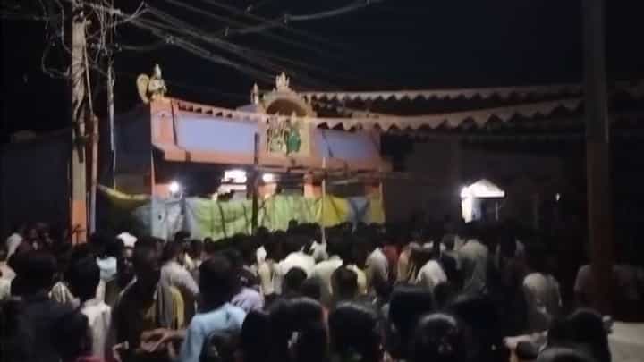 ಗದಗ: ಆಂಜನೇಯ ದೇಗುಲದಲ್ಲಿ ಮೂರು ದಿನಗಳಿಂದ ನಿರಂತರ ಕೇಳಿಸುತ್ತಿದೆ ನಿಗೂಢ ಗೆಜ್ಜೆ ಶಬ್ದ! ಗದಗ: ಆಂಜನೇಯ ದೇಗುಲದಲ್ಲಿ ಮೂರು ದಿನಗಳಿಂದ ನಿರಂತರ ಕೇಳಿಸುತ್ತಿದೆ ನಿಗೂಢ ಗೆಜ್ಜೆ ಶಬ್ದ!