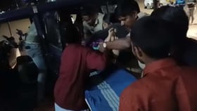 ಪತ್ನಿಗೆ ಮಚ್ಚಿನಿಂದ ಹೊಡೆದ ಪತಿ: ಓಡೋಡಿ ಬಂದು ಜೀವ ಉಳಿಸಿತು ಖಾಕಿ!