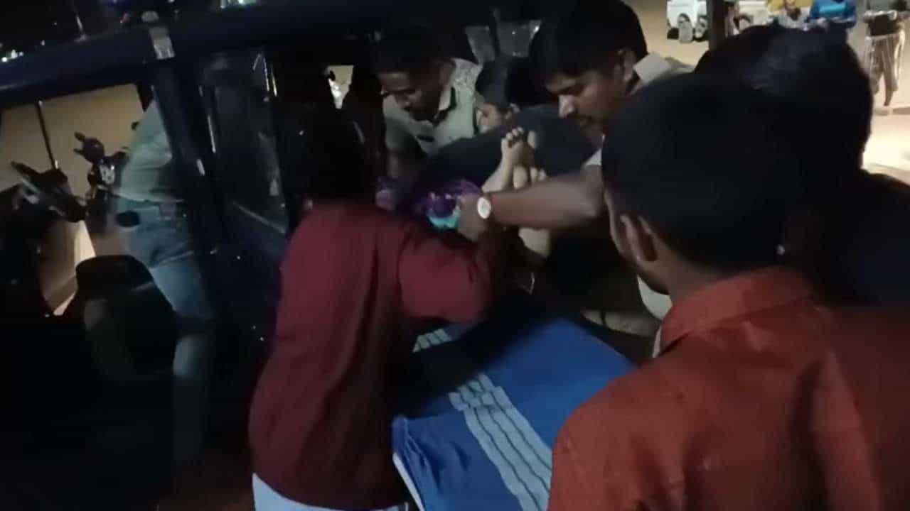 ಪತ್ನಿಗೆ ಮಚ್ಚಿನಿಂದ ಹೊಡೆದ ಪತಿ: ಓಡೋಡಿ ಬಂದು ಜೀವ ಉಳಿಸಿತು ಖಾಕಿ!