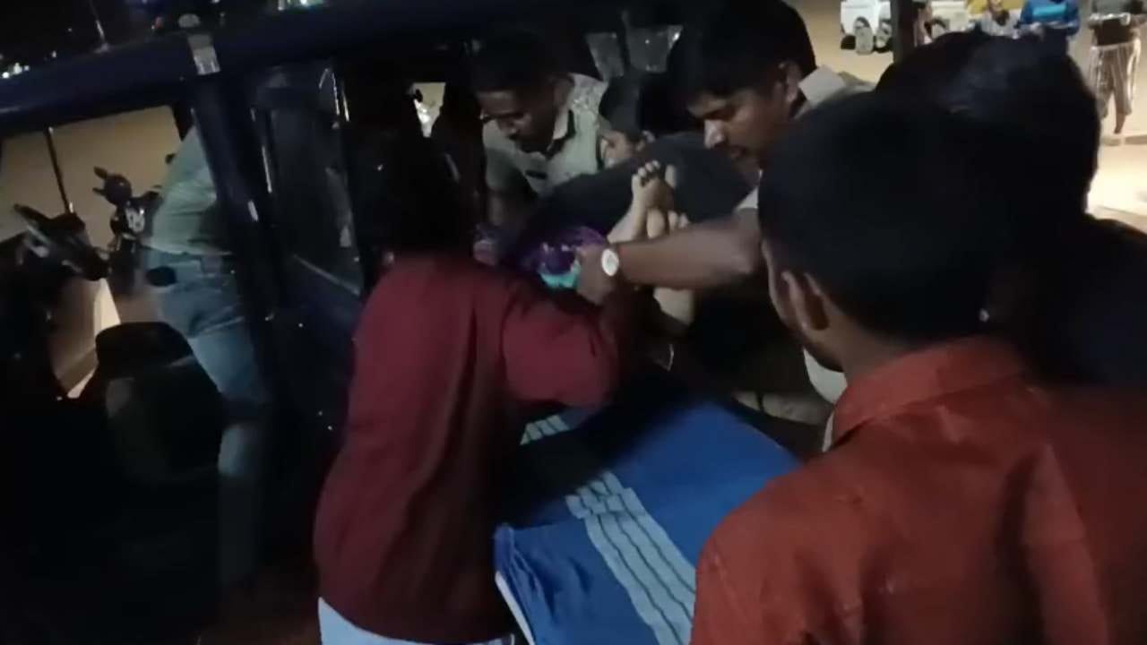 ಪತ್ನಿಗೆ ಮಚ್ಚಿನಿಂದ ಹೊಡೆದ ಪತಿ: ಓಡೋಡಿ ಬಂದು ಜೀವ ಉಳಿಸಿತು ಖಾಕಿ! ಪತ್ನಿಗೆ ಮಚ್ಚಿನಿಂದ ಹೊಡೆದ ಪತಿ: ಓಡೋಡಿ ಬಂದು ಜೀವ ಉಳಿಸಿತು ಖಾಕಿ!