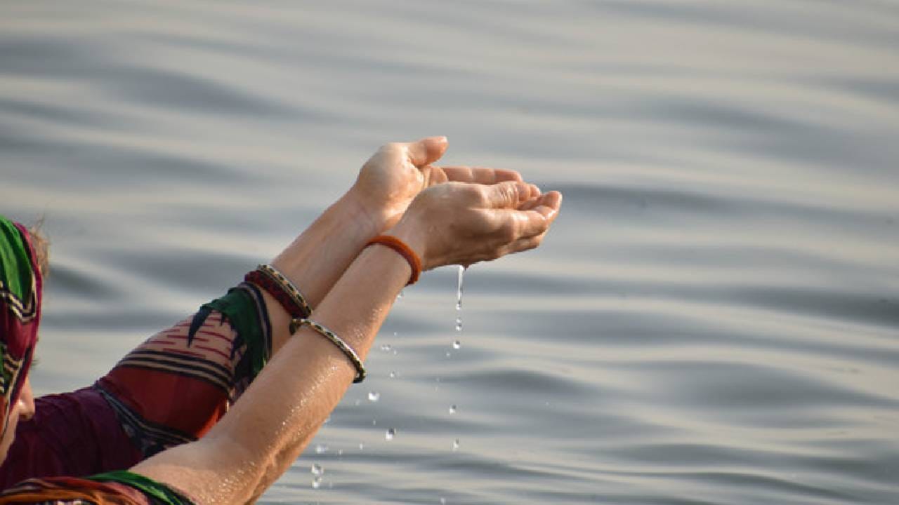 Vastu Tips: ಮನೆಯಲ್ಲಿ ಗಂಗಾಜಲವಿದ್ದರೆ ಈ ತಪ್ಪು ಮಾಡಲೇಬೇಡಿ; ಅಶಾಂತಿ, ಬಡತನಕ್ಕೆ ಕಾರಣವಾಗಬಹುದು Vastu Tips: ಮನೆಯಲ್ಲಿ ಗಂಗಾಜಲವಿದ್ದರೆ ಈ ತಪ್ಪು ಮಾಡಲೇಬೇಡಿ; ಅಶಾಂತಿ, ಬಡತನಕ್ಕೆ ಕಾರಣವಾಗಬಹುದು