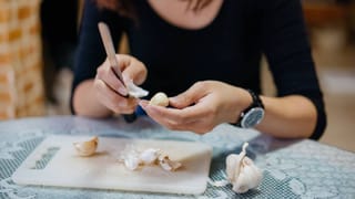 ಬಲು ಸುಲಭವಾಗಿ ಬೆಳ್ಳುಳ್ಳಿ ಸಿಪ್ಪೆ ಸುಳಿಯಲು ಈ ಸಿಂಪಲ್‌ ಟ್ರಿಕ್ಸ್‌ ಅನುಸರಿಸಿ