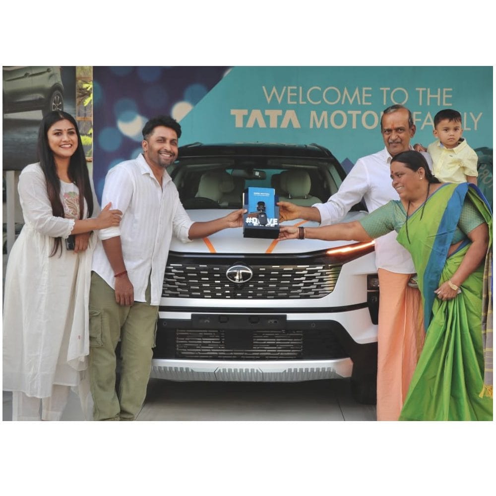 ಗೌತಮಿ ಜಾಧವ್ ಅವರಿಗೆ ಎಲ್ಲರೂ ಅಭಿನಂದನೆ ತಿಳಿಸುತ್ತಿದ್ದಾರೆ. ಅವರ ಹೊಸ ಕಾರಿನಲ್ಲಿ ಪ್ರಯಾಣ ಸುಖಕರವಾಗಿರಲಿ ಎಂದು ಹಾರೈಸುತ್ತಾ ಇದ್ದಾರೆ. ಮತ್ತೊಂದು ಕಾರು ಗೌತಮಿ ಕುಟುಂಬಕ್ಕೆ ಇರಬಹುದು ಎನ್ನಲಾಗುತ್ತಿದೆ. 