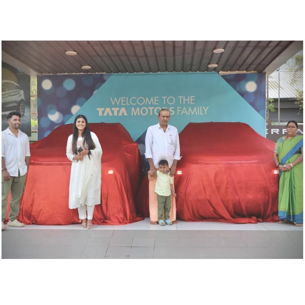 ಗೌತಮಿ ಜಾಧವ್ ಅವರು ಎರಡು ಕಾರು ಖರೀದಿ ಮಾಡಿದ್ದಾರೆ. ಎರಡೂ ಕಾರುಗಳು ಟಾಟಾ ಸಫಾರಿ ಎಂಬುದು ವಿಶೇಷ. ಒಂದೇ ರೀತಿಯ ಎರಡು ಕಾರುಗಳು ಅವರ ಮನೆ ಸೇರಿವೆ. ಈ ಫೋಟೋಗಳು ಗಮನ ಸೆಳೆದಿವೆ. 