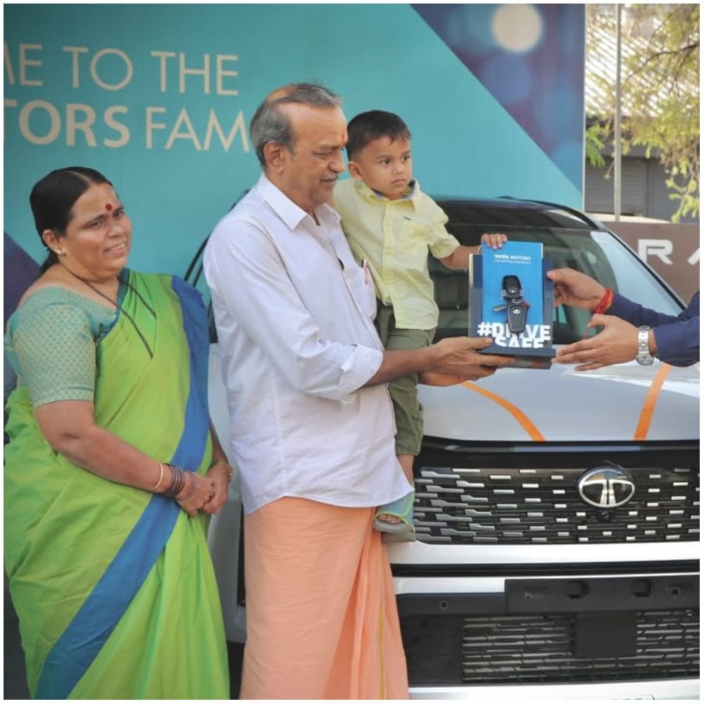 ಟಾಟಾ ಸಫಾರಿ ಕಾರಿನ ಬೆಲೆ 18 ಲಕ್ಷ ರೂಪಾಯಿ ಇಂದ (ಆನ್ ರೋಡ್ ಬೆಲೆ) ಆರಂಭ ಆಗಿ, 28-30 ಲಕ್ಷ ರೂಪಾಯಿವರೆಗೆ ಇದೆ. ನಾಲ್ಕು ಸಿಲಿಂಡರ್ ಇಂಜಿನ್​​ನ ಇದು ಹೊಂದಿದ್ದು, 1956 ಸಿಸಿ ಇಂಜಿನ್ ಹೊಂದಿದೆ. 
