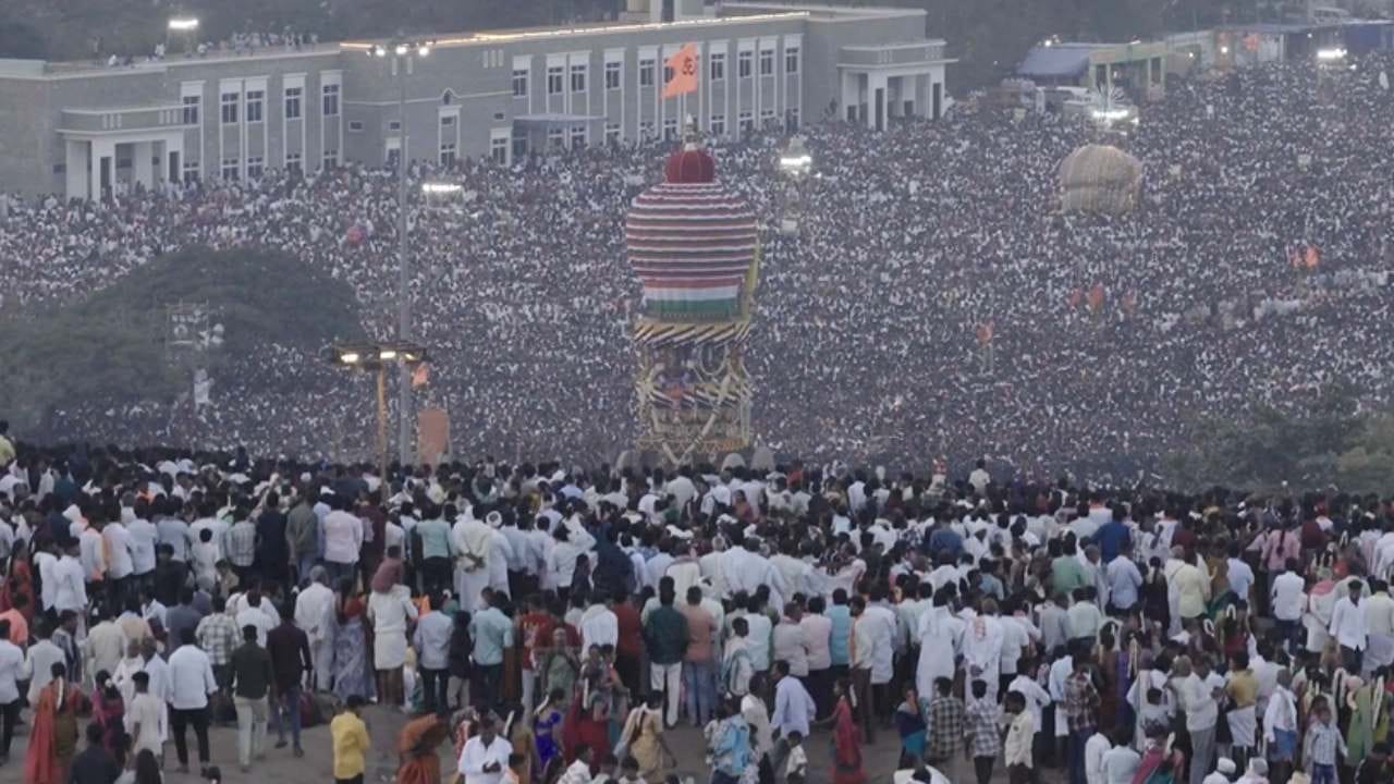 ದಕ್ಷಿಣ ಭಾರತದ ಕುಂಭಮೇಳ ಎಂದೇ ಖ್ಯಾತಿ ಪಡೆದಿರುವ ಕೊಪ್ಪಳದ ಶ್ರೀ ಗವಿಸಿದ್ದೇಶ್ವರ ಮಹಾಶಿವಯೋಗಿಗಳ ಜಾತ್ರಾ ಮಹೋತ್ಸವ ಇಂದು ಅದ್ದೂರಿಯಾಗಿ ನೆರವೇರಿತು. ಅಜ್ಜನ ದರ್ಶನಕ್ಕೆ ಜನಸಾಗರವೇ ಹರಿದು ಬಂದಿತ್ತು. ಲಕ್ಷಾಂತರ ಭಕ್ತರ ಹರ್ಷೋದ್ಗಾರ, ಮೈಸೂರು ಪಾಕ್-ಪ್ರಸಾದದ ಘಮಲು 2026ರ ಮಹಾರಥೋತ್ಸವದ ಈ ಸಂಭ್ರಮಕ್ಕೆ ಈ ಬಾರಿ ವಿಶೇಷ ಮೆರುಗು ತಂದಿದೆ. 
