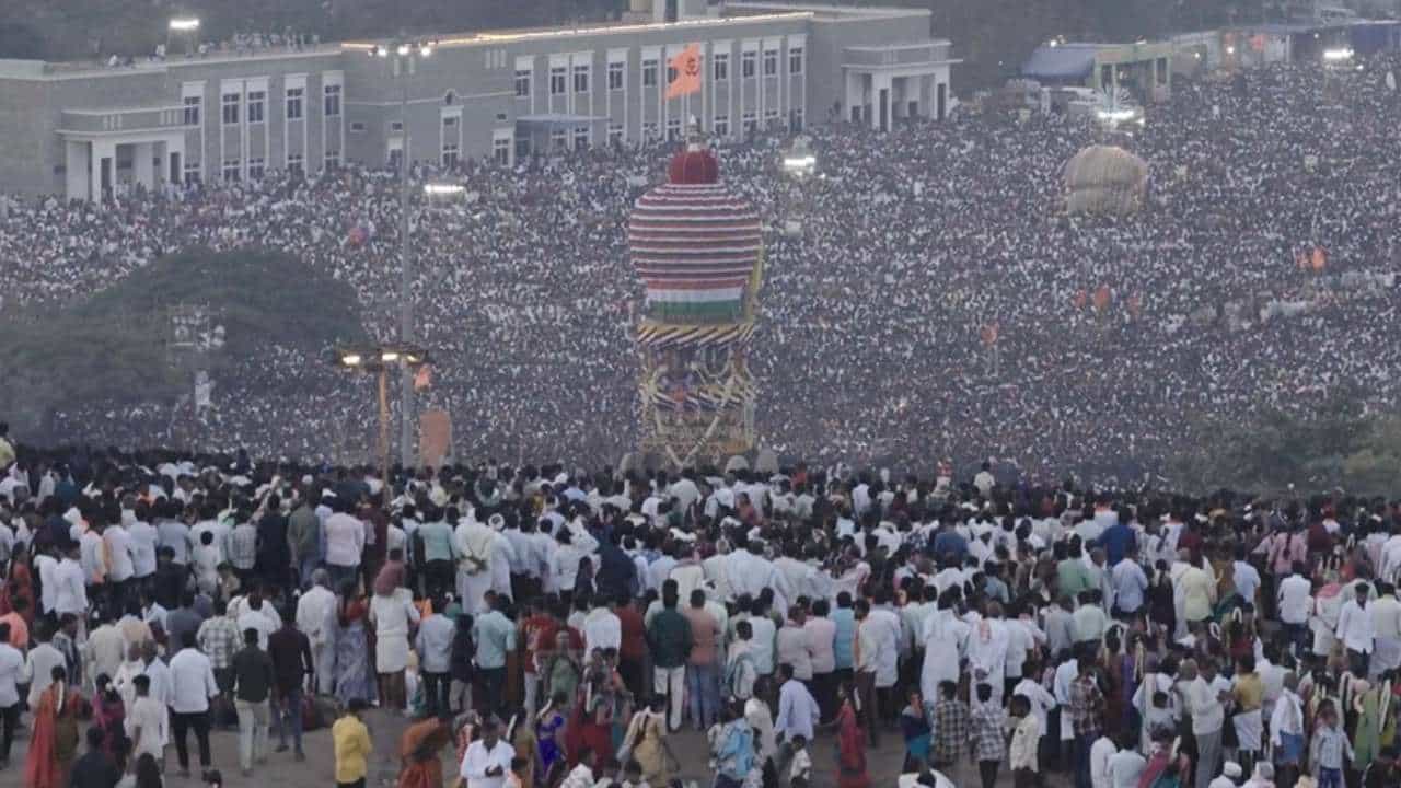 ದಕ್ಷಿಣ ಭಾರತದ ಕುಂಭಮೇಳ ಎಂದೇ ಖ್ಯಾತಿ ಪಡೆದಿರುವ ಕೊಪ್ಪಳದ ಶ್ರೀ ಗವಿಸಿದ್ದೇಶ್ವರ ಮಹಾಶಿವಯೋಗಿಗಳ ಜಾತ್ರಾ ಮಹೋತ್ಸವ ಇಂದು ಅದ್ದೂರಿಯಾಗಿ ನೆರವೇರಿತು. ಅಜ್ಜನ ದರ್ಶನಕ್ಕೆ ಜನಸಾಗರವೇ ಹರಿದು ಬಂದಿತ್ತು. ಲಕ್ಷಾಂತರ ಭಕ್ತರ ಹರ್ಷೋದ್ಗಾರ, ಮೈಸೂರು ಪಾಕ್-ಪ್ರಸಾದದ ಘಮಲು 2026ರ ಮಹಾರಥೋತ್ಸವದ ಈ ಸಂಭ್ರಮಕ್ಕೆ ಈ ಬಾರಿ ವಿಶೇಷ ಮೆರುಗು ತಂದಿದೆ.
