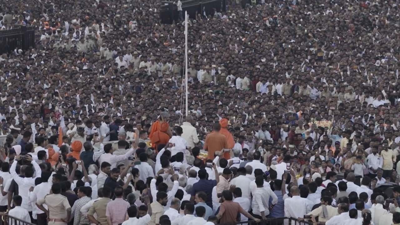 ಜಾತ್ರೆ ಎಂದರೆ ಅದು ಗವಿಸಿದ್ದಪ್ಪನ ಜಾತ್ರೆ ಎಂಬ ಮಾತನ್ನು ಈ ಬಾರಿಯೂ ಭಕ್ತರು ಸಾಬೀತುಪಡಿಸಿದ್ದಾರೆ. 2026ರ ಗವಿಸಿದ್ದೇಶ್ವರ ಜಾತ್ರಾ ಮಹೋತ್ಸವಕ್ಕೆ ಉತ್ತರ ಪ್ರದೇಶದ ಕುಂಭಮೇಳದಂತೆ ಜನಸಾಗರವೇ ಹರಿದು ಬಂದಿತ್ತು. ವಿಶೇಷವೆಂದರೆ ಕೊಪ್ಪಳದವರೇ ಆದ, ಮೇಘಾಲಯ ರಾಜ್ಯಪಾಲ ಹೆಚ್.ಸಿ. ವಿಜಯಶಂಕರ್ ಅವರು ಧ್ವಜಾರೋಹಣ ಮಾಡುವ ಮೂಲಕ ವಿಧ್ಯುಕ್ತ ಚಾಲನೆ ನೀಡಿದರು. 
